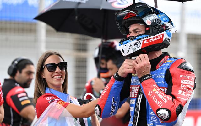 (261018) -- JEREZ, Oct. 18, 2026 (Xinhua) -- Valentin Debise (R) of EASTROC ZXMOTO Evan Bros Factory prepares to compete before the Race 2 of WorldSSP at the FIM Supersport World Championship Spanish Round in Jerez, Spain, Oct. 18, 2026. (Xinhua/Cheng Min)