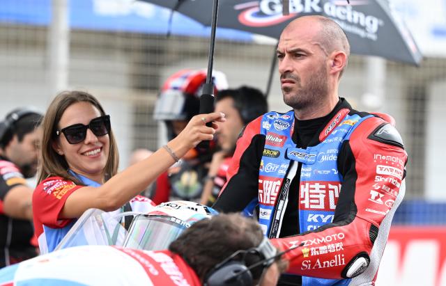 (261018) -- JEREZ, Oct. 18, 2026 (Xinhua) -- Valentin Debise (R) of EASTROC ZXMOTO Evan Bros Factory prepares to compete before the Race 2 of WorldSSP at the FIM Supersport World Championship Spanish Round in Jerez, Spain, Oct. 18, 2026. (Xinhua/Cheng Min)