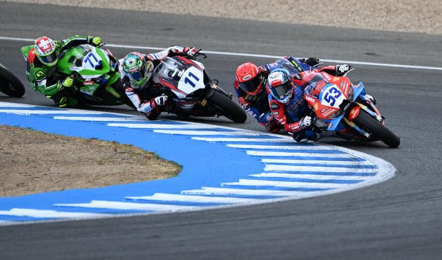(261018) -- JEREZ, Oct. 18, 2026 (Xinhua) -- Valentin Debise (1st R) of EASTROC ZXMOTO Evan Bros Factory competes during the Race 2 of WorldSSP at the FIM Supersport World Championship Spanish Round in Jerez, Spain, Oct. 18, 2026. (Xinhua/Cheng Min)