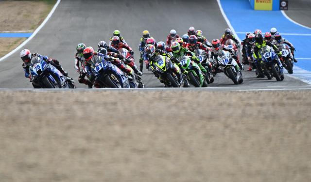 (261018) -- JEREZ, Oct. 18, 2026 (Xinhua) -- Riders compete during the Race 2 of WorldSSP at the FIM Supersport World Championship Spanish Round in Jerez, Spain, Oct. 18, 2026. (Xinhua/Cheng Min)