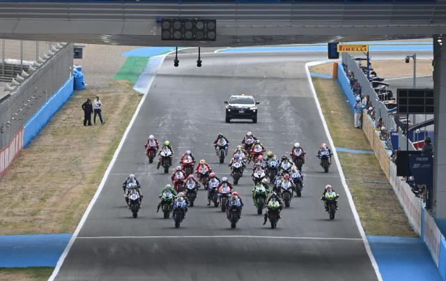 (261018) -- JEREZ, Oct. 18, 2026 (Xinhua) -- Riders compete during the Race 2 of WorldSSP at the FIM Supersport World Championship Spanish Round in Jerez, Spain, Oct. 18, 2026. (Xinhua/Cheng Min)