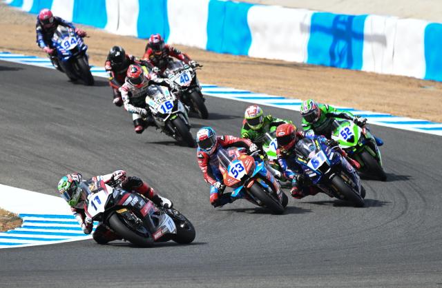 (261018) -- JEREZ, Oct. 18, 2026 (Xinhua) -- Valentin Debise (2nd L) of EASTROC ZXMOTO Evan Bros Factory competes during the Race 2 of WorldSSP at the FIM Supersport World Championship Spanish Round in Jerez, Spain, Oct. 18, 2026. (Xinhua/Cheng Min)