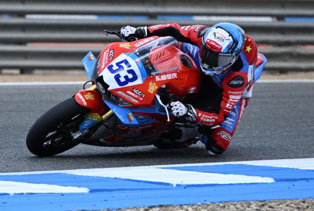 (261018) -- JEREZ, Oct. 18, 2026 (Xinhua) -- Valentin Debise of EASTROC ZXMOTO Evan Bros Factory competes during the Race 2 of WorldSSP at the FIM Supersport World Championship Spanish Round in Jerez, Spain, Oct. 18, 2026. (Xinhua/Cheng Min)