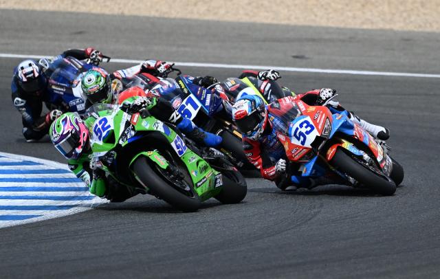 (261018) -- JEREZ, Oct. 18, 2026 (Xinhua) -- Valentin Debise (1st R) of EASTROC ZXMOTO Evan Bros Factory competes during the Race 2 of WorldSSP at the FIM Supersport World Championship Spanish Round in Jerez, Spain, Oct. 18, 2026. (Xinhua/Cheng Min)