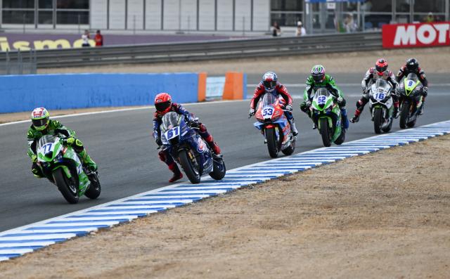 (261018) -- JEREZ, Oct. 18, 2026 (Xinhua) -- Valentin Debise (3rd L) of EASTROC ZXMOTO Evan Bros Factory competes during the Race 2 of WorldSSP at the FIM Supersport World Championship Spanish Round in Jerez, Spain, Oct. 18, 2026. (Xinhua/Cheng Min)
