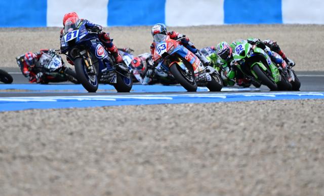 (261018) -- JEREZ, Oct. 18, 2026 (Xinhua) -- Valentin Debise (C) of EASTROC ZXMOTO Evan Bros Factory competes during the Race 2 of WorldSSP at the FIM Supersport World Championship Spanish Round in Jerez, Spain, Oct. 18, 2026. (Xinhua/Cheng Min)