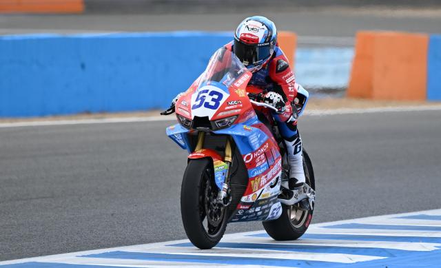(261018) -- JEREZ, Oct. 18, 2026 (Xinhua) -- Valentin Debise of EASTROC ZXMOTO Evan Bros Factory competes during the Race 2 of WorldSSP at the FIM Supersport World Championship Spanish Round in Jerez, Spain, Oct. 18, 2026. (Xinhua/Cheng Min)