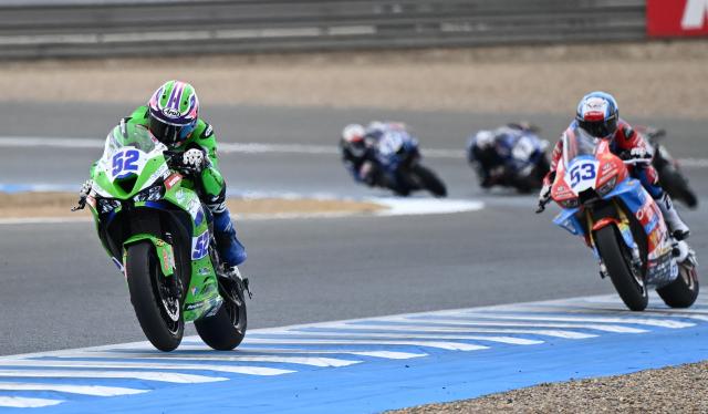 (261018) -- JEREZ, Oct. 18, 2026 (Xinhua) -- Jeremy Alcoba (L) of Kawasaki WorldSSP Team competes during the Race 2 of WorldSSP at the FIM Supersport World Championship Spanish Round in Jerez, Spain, Oct. 18, 2026. (Xinhua/Cheng Min)