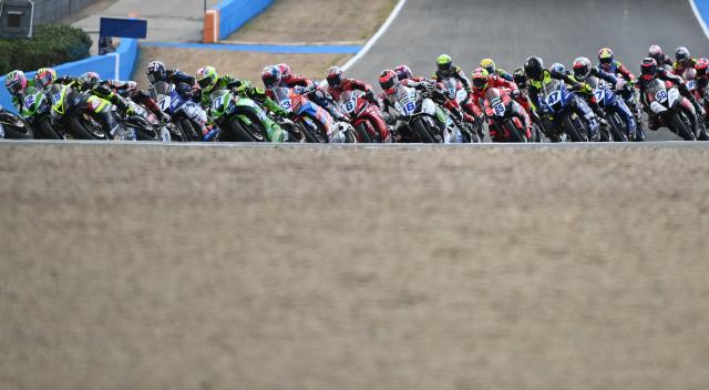 (261018) -- JEREZ, Oct. 18, 2026 (Xinhua) -- Riders compete during the Race 2 of WorldSSP at the FIM Supersport World Championship Spanish Round in Jerez, Spain, Oct. 18, 2026. (Xinhua/Cheng Min)