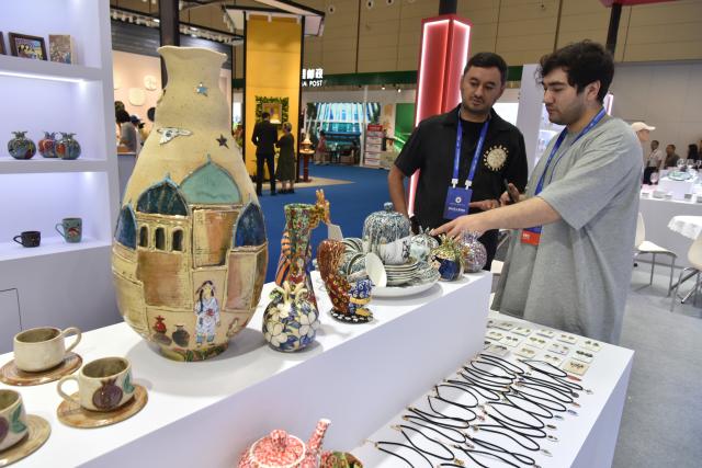 (261018) -- JINGDEZHEN, Oct. 18, 2026 (Xinhua) -- An exhibitor introduces Kyrgyz porcelain works during the 2026 China Jingdezhen International Ceramic Expo in Jingdezhen, east China's Jiangxi Province, Oct. 18, 2026.
  The 2026 China Jingdezhen International Ceramic Expo opened on Sunday in Jingdezhen, famed as the "porcelain capital," attracting more than 1,000 professional buyers from home and abroad.
  The five-day event showcases several facets of the ceramic industry, including the entire industrial chain, its domestic and international markets and its application of digital technology, all within an exhibition space of 140,000 square meters. (Photo by Shi Weiming/Xinhua)