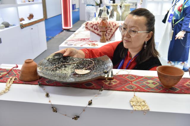 (261018) -- JINGDEZHEN, Oct. 18, 2026 (Xinhua) -- A Kazakh ceramist arranges a porcelain piece during the 2026 China Jingdezhen International Ceramic Expo in Jingdezhen, east China's Jiangxi Province, Oct. 18, 2026.
  The 2026 China Jingdezhen International Ceramic Expo opened on Sunday in Jingdezhen, famed as the "porcelain capital," attracting more than 1,000 professional buyers from home and abroad.
  The five-day event showcases several facets of the ceramic industry, including the entire industrial chain, its domestic and international markets and its application of digital technology, all within an exhibition space of 140,000 square meters. (Photo by Shi Weiming/Xinhua)
