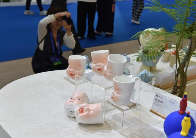 (261018) -- JINGDEZHEN, Oct. 18, 2026 (Xinhua) -- Porcelain pieces are pictured during the 2026 China Jingdezhen International Ceramic Expo in Jingdezhen, east China's Jiangxi Province, Oct. 18, 2026.
  The 2026 China Jingdezhen International Ceramic Expo opened on Sunday in Jingdezhen, famed as the "porcelain capital," attracting more than 1,000 professional buyers from home and abroad.
  The five-day event showcases several facets of the ceramic industry, including the entire industrial chain, its domestic and international markets and its application of digital technology, all within an exhibition space of 140,000 square meters. (Photo by Shi Weiming/Xinhua)