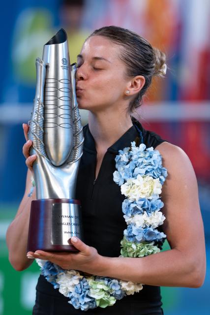 (261018) -- WUHAN, Oct. 18, 2026 (Xinhua) -- Maja Chwalinska kisses the trophy during the awarding ceremony after the women's singles final match between Maja Chwalinska of Poland and Sonay Kartal of Britain at the 2026 Wuhan Open tennis tournament in Wuhan, capital of central China's Hubei Province, Oct. 18, 2026. (Xinhua/Wu Zhizun)