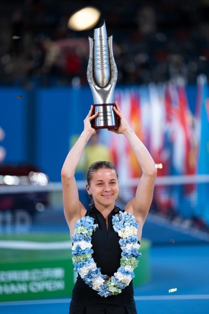 (261018) -- WUHAN, Oct. 18, 2026 (Xinhua) -- Maja Chwalinska lifts the trophy during the awarding ceremony after the women's singles final match between Maja Chwalinska of Poland and Sonay Kartal of Britain at the 2026 Wuhan Open tennis tournament in Wuhan, capital of central China's Hubei Province, Oct. 18, 2026. (Xinhua/Wu Zhizun)