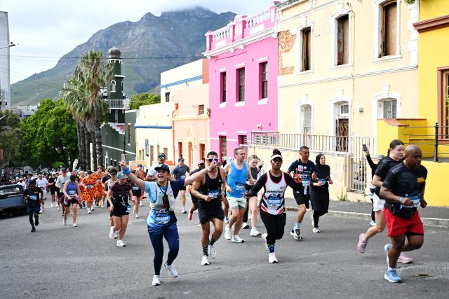 (261018) -- CAPE TOWN, Oct. 18, 2026 (Xinhua) -- Participants run during the inaugural Nelson Mandela Marathon in Cape Town, South Africa, Oct. 18, 2026. (Photo by Xabiso Mkhabela/Xinhua)