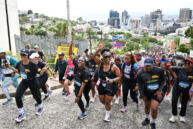(261018) -- CAPE TOWN, Oct. 18, 2026 (Xinhua) -- Participants run during the inaugural Nelson Mandela Marathon in Cape Town, South Africa, Oct. 18, 2026. (Photo by Xabiso Mkhabela/Xinhua)