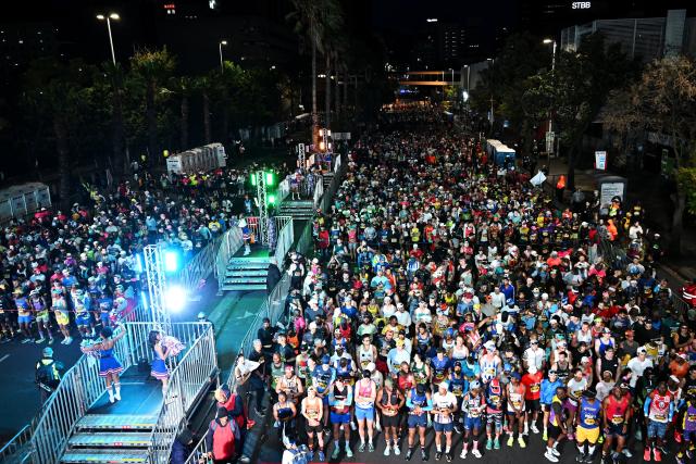 (261018) -- CAPE TOWN, Oct. 18, 2026 (Xinhua) -- Participants prepare to set off from the starting line during the inaugural Nelson Mandela Marathon in Cape Town, South Africa, Oct. 18, 2026. (Photo by Xabiso Mkhabela/Xinhua)