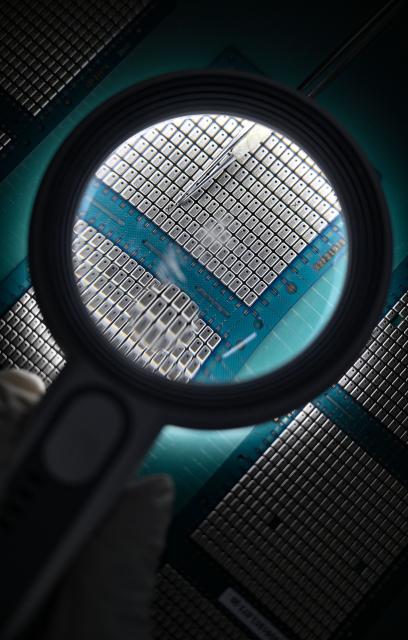 (261018) -- HAIKOU, Oct. 18, 2026 (Xinhua) -- A staff member sorts out defective chip products at a workshop in Hainan Hangxin High-Tech Industrial Park in Haikou, south China's Hainan Province, Oct. 18, 2026.
  Leveraging policy benefits and incentives, the Hainan Free Trade Port, under the island-wide special customs operations, is committed to building itself into a hub for Chinese semiconductors and chips to go global. (Xinhua/Guo Cheng)