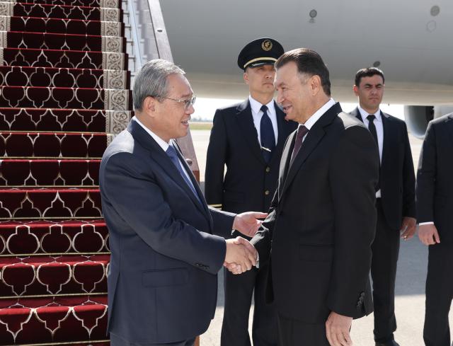 (261018) -- DUSHANBE, Oct. 18, 2026 (Xinhua) -- Chinese Premier Li Qiang arrives at the Dushanbe International Airport for an official visit to Tajikistan and to attend the 25th meeting of the Council of Heads of Government (Prime Ministers) of Member States of the Shanghai Cooperation Organization (SCO) at the invitation of Tajik Prime Minister Kokhir Rasulzoda, in Dushanbe, Tajikistan, Oct. 18, 2026. Rasulzoda and other senior government officials greeted Li at the airport, and a welcome ceremony was held in his honor. (Xinhua/Huang Jingwen)