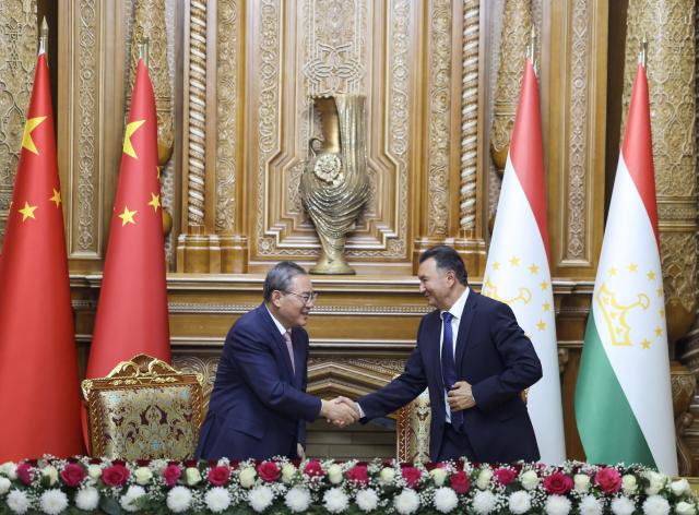 (261018) -- DUSHANBE, Oct. 18, 2026 (Xinhua) -- Chinese Premier Li Qiang holds talks with Tajik Prime Minister Kokhir Rasulzoda in Dushanbe, Tajikistan, Oct. 18, 2026. Following the talks, the two sides witnessed the signing of multiple documents covering infrastructure development, education, anti-corruption and standardized cooperation. (Xinhua/Ding Lin)