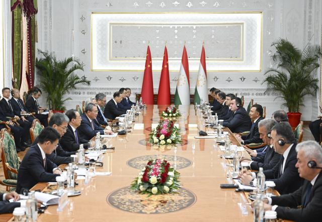 (261018) -- DUSHANBE, Oct. 18, 2026 (Xinhua) -- Chinese Premier Li Qiang holds talks with Tajik Prime Minister Kokhir Rasulzoda in Dushanbe, Tajikistan, Oct. 18, 2026. (Xinhua/Zhang Ling)