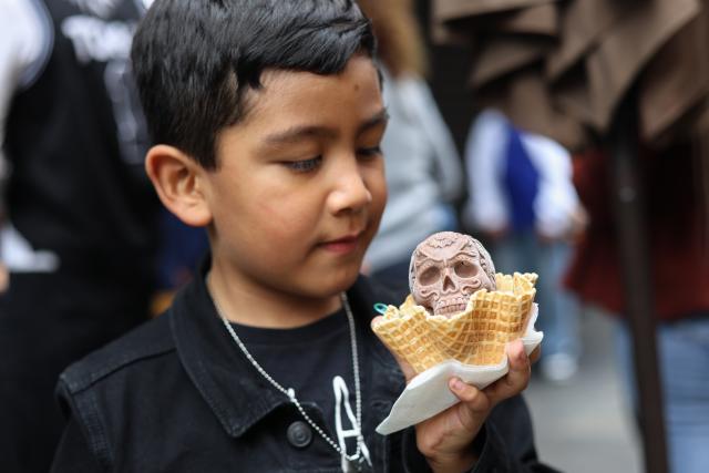 (261018) -- MEXICO CITY, Oct. 18, 2026 (Xinhua) -- A child holds a Catrina-shaped ice cream in Mexico City, capital of Mexico, Oct. 17, 2026. As the Day of the Dead approaches, an ice cream shop in Mexico City has introduced Catrina-shaped ice creams, attracting many local residents and tourists. (Photo by Francisco Canedo/Xinhua)