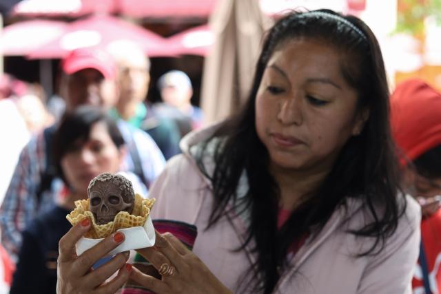 (261018) -- MEXICO CITY, Oct. 18, 2026 (Xinhua) -- A customer holds a Catrina-shaped ice cream in Mexico City, capital of Mexico, Oct. 17, 2026. As the Day of the Dead approaches, an ice cream shop in Mexico City has introduced Catrina-shaped ice creams, attracting many local residents and tourists. (Photo by Francisco Canedo/Xinhua)