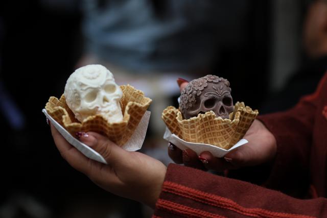(261018) -- MEXICO CITY, Oct. 18, 2026 (Xinhua) -- Catrina-shaped ice creams are seen in Mexico City, capital of Mexico, Oct. 17, 2026. As the Day of the Dead approaches, an ice cream shop in Mexico City has introduced Catrina-shaped ice creams, attracting many local residents and tourists. (Photo by Francisco Canedo/Xinhua)