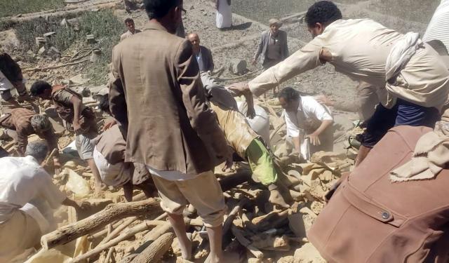(261018) -- SAADA, Oct. 18, 2026 (Xinhua) -- People search for survivors among the rubble of a house hit by a Saudi airstrike in Saada province, Yemen, on Oct. 18, 2026. Houthi-run al-Masirah TV reported that 10 people were killed and 23 others injured in an alleged Saudi airstrike Sunday on a house in Yemen's northern province of Saada. (Houthi Media Center/Handout via Xinhua)