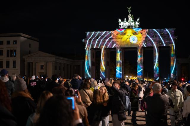 (261019) -- BERLIN, Oct. 19, 2026 (Xinhua) -- People enjoy a light show during the 2026 Festival of Lights at Brandenburg Gate in Berlin, Germany, Oct. 18, 2026. The festival was held here from Oct. 9 to 18. (Xinhua/Zhang Haofu)