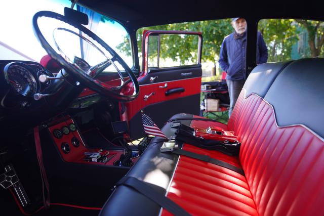 (261019) -- NEW YORK, Oct. 19, 2026 (Xinhua) -- A man views an exhibit during a vintage car show at Fort Totten in New York, the United States, Oct. 18, 2026. An annual vintage car show to greet autumn was held here on Sunday. (Xinhua/Zhang Fengguo)