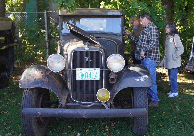(261019) -- NEW YORK, Oct. 19, 2026 (Xinhua) -- People view an exhibit during a vintage car show at Fort Totten in New York, the United States, Oct. 18, 2026. An annual vintage car show to greet autumn was held here on Sunday. (Xinhua/Zhang Fengguo)