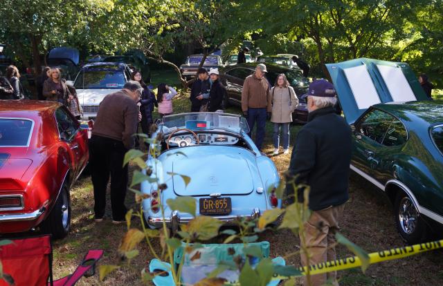 (261019) -- NEW YORK, Oct. 19, 2026 (Xinhua) -- People visit a vintage car show at Fort Totten in New York, the United States, Oct. 18, 2026. An annual vintage car show to greet autumn was held here on Sunday. (Xinhua/Zhang Fengguo)