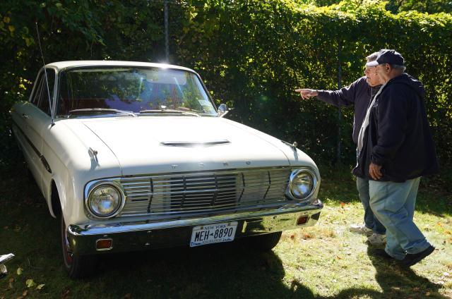 (261019) -- NEW YORK, Oct. 19, 2026 (Xinhua) -- People view an exhibit during a vintage car show at Fort Totten in New York, the United States, Oct. 18, 2026. An annual vintage car show to greet autumn was held here on Sunday. (Xinhua/Zhang Fengguo)