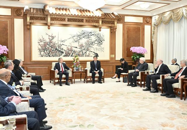 (261018) -- BEIJING, Oct. 18, 2026 (Xinhua) -- Chinese Vice Premier He Lifeng, also a member of the Political Bureau of the Communist Party of China Central Committee, meets with members of the international advisory council of China Investment Corporation (CIC) at the Diaoyutai State Guesthouse in Beijing, capital of China, Oct. 18, 2026. (Xinhua/Yue Yuewei)