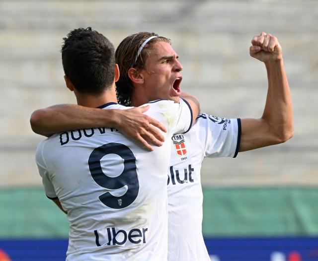 (261019) -- FLORENCE, Oct. 19, 2026 (Xinhua) -- Como's Tasos Douvikas (L) celebrates his goal with teammate Nico Paz during a Serie A football match between Como and Fiorentina in Florence, Italy, Oct. 18, 2026. (Photo by Alberto Lingria/Xinhua)