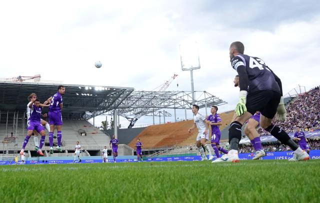 (261019) -- FLORENCE, Oct. 19, 2026 (Xinhua) -- Como's Nico Paz (1st L) heads to score during a Serie A football match between Como and Fiorentina in Florence, Italy, Oct. 18, 2026. (Photo by Alberto Lingria/Xinhua)