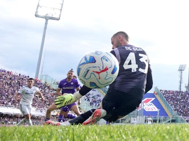 (261019) -- FLORENCE, Oct. 19, 2026 (Xinhua) -- Como's Tasos Douvikas (1st L) shoots to score during a Serie A football match between Como and Fiorentina in Florence, Italy, Oct. 18, 2026. (Photo by Alberto Lingria/Xinhua)