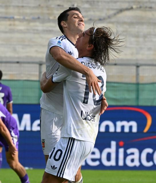 (261019) -- FLORENCE, Oct. 19, 2026 (Xinhua) -- Como's Tasos Douvikas (L) celebrates his goal with teammate Nico Paz during a Serie A football match between Como and Fiorentina in Florence, Italy, Oct. 18, 2026. (Photo by Alberto Lingria/Xinhua)