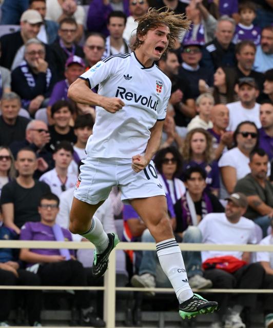 (261019) -- FLORENCE, Oct. 19, 2026 (Xinhua) -- Como's Nico Paz celebrates his goal during a Serie A football match between Como and Fiorentina in Florence, Italy, Oct. 18, 2026. (Photo by Alberto Lingria/Xinhua)