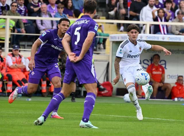 (261019) -- FLORENCE, Oct. 19, 2026 (Xinhua) -- Como's Mattia Liberali (R) shoots to score during a Serie A football match between Como and Fiorentina in Florence, Italy, Oct. 18, 2026. (Photo by Alberto Lingria/Xinhua)