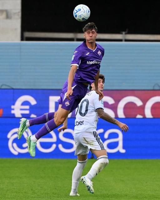 (261019) -- FLORENCE, Oct. 19, 2026 (Xinhua) -- Como's Mattia Liberali (bottom) vies with Fiorentina's Victor Valdepenas during a Serie A football match between Como and Fiorentina in Florence, Italy, Oct. 18, 2026. (Photo by Alberto Lingria/Xinhua)