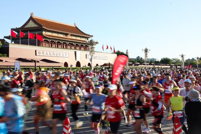 (261019) -- BEIJING, Oct. 19, 2026 (Xinhua) -- Runners compete during the 2026 Beijing Marathon & National Marathon Championships in Beijing, capital of China, Oct. 18, 2026. (Xinhua/Jin Liwang)