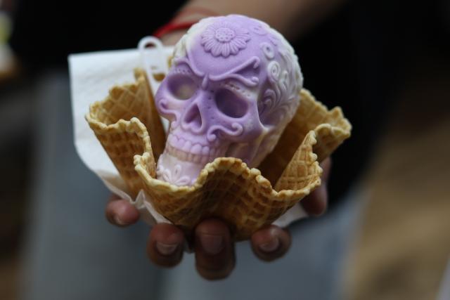 (261019) -- BEIJING, Oct. 19, 2026 (Xinhua) -- A Catrina-shaped ice cream is seen in Mexico City, capital of Mexico, Oct. 17, 2026. As the Day of the Dead approaches, an ice cream shop in Mexico City has introduced Catrina-shaped ice creams, attracting many local residents and tourists. (Photo by Francisco Canedo/Xinhua)