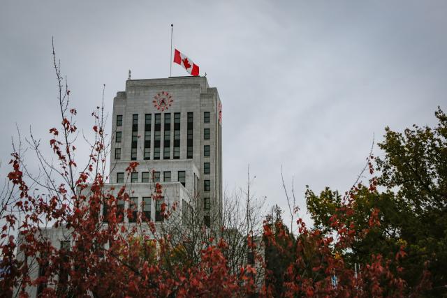 (261019) -- VANCOUVER, Oct. 19, 2026 (Xinhua) -- A Canadian national flag flies at half-mast outside a municipal government building in Vancouver, British Columbia, Canada, on Oct. 18, 2026. Canadian government announced on Sunday that flags at federal government buildings across the country would be flown at half-mast to mourn the deaths of four people in a major fire that broke out Saturday at a military base in the western province of Alberta.
   The fire that left four people dead and 19 in critical condition in Wainwright, Alberta, Canada, was caused by a live-fire exercise, an official said Sunday. (Photo by Liang Sen/Xinhua)