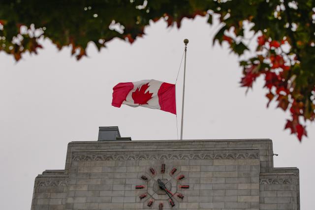 (261019) -- VANCOUVER, Oct. 19, 2026 (Xinhua) -- A Canadian national flag flies at half-mast outside a municipal government building in Vancouver, British Columbia, Canada, on Oct. 18, 2026. Canadian government announced on Sunday that flags at federal government buildings across the country would be flown at half-mast to mourn the deaths of four people in a major fire that broke out Saturday at a military base in the western province of Alberta.
   The fire that left four people dead and 19 in critical condition in Wainwright, Alberta, Canada, was caused by a live-fire exercise, an official said Sunday. (Photo by Liang Sen/Xinhua)