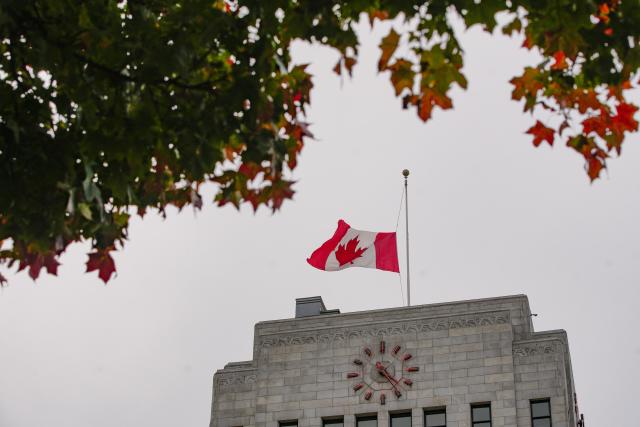 (261019) -- VANCOUVER, Oct. 19, 2026 (Xinhua) -- A Canadian national flag flies at half-mast outside a municipal government building in Vancouver, British Columbia, Canada, on Oct. 18, 2026. Canadian government announced on Sunday that flags at federal government buildings across the country would be flown at half-mast to mourn the deaths of four people in a major fire that broke out Saturday at a military base in the western province of Alberta.
   The fire that left four people dead and 19 in critical condition in Wainwright, Alberta, Canada, was caused by a live-fire exercise, an official said Sunday. (Photo by Liang Sen/Xinhua)