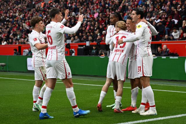 (261019) -- LEVERKUSEN, Oct. 19, 2026 (Xinhua) -- Players of SC Freiburg celebrate scoring during the German first division of Bundesliga football match between Bayer 04 Leverkusen and SC Freiburg in Leverkusen, Germany, Oct. 18, 2026. (Photo by Ulrich Hufnagel/Xinhua)