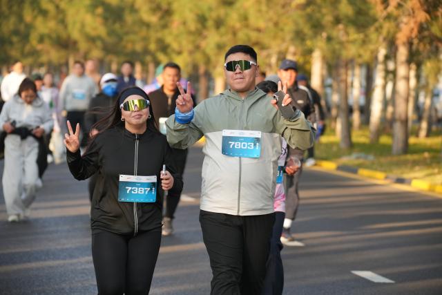 (261019) -- BISHKEK, Oct. 19, 2026 (Xinhua) -- Runners participate in the Bishkek Snow Leopard Run in Bishkek, Kyrgyzstan, Oct. 18, 2026. (Xinhua)