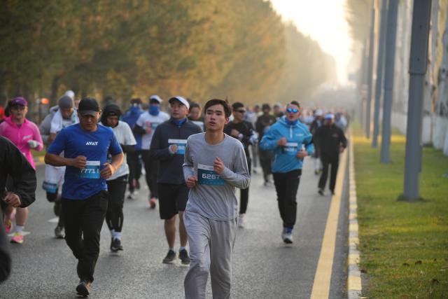 (261019) -- BISHKEK, Oct. 19, 2026 (Xinhua) -- Runners participate in the Bishkek Snow Leopard Run in Bishkek, Kyrgyzstan, Oct. 18, 2026. (Xinhua)